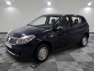 la photo d'une voiture bleue garée dans un garage