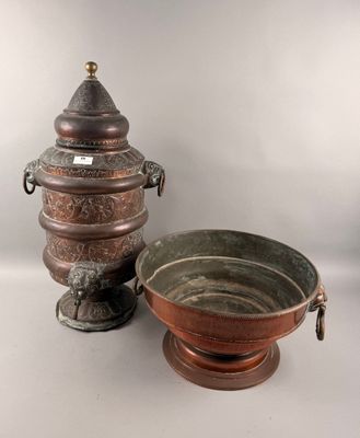 Grande fontaine en cuivre à décor de rinceaux.