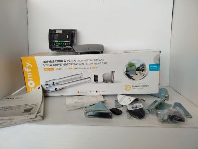 une boîte contenant des appareils électroniques posée sur une table
