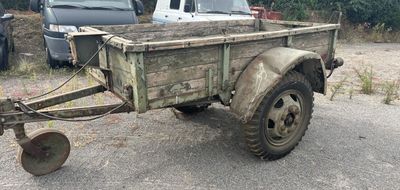 un vieux camion avec une remorque attelée