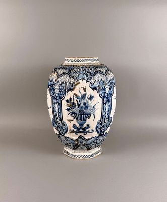 DELFT, important vase balustre à pans coupés à décor blanc/b… - Photo 1