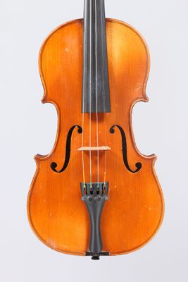 un vieux violon avec un archet sur fond blanc