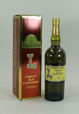 une image représentant une bouteille d'alcool à côté d'un carton de vin