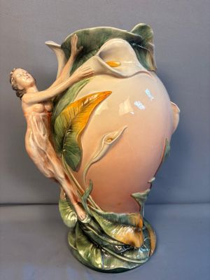 un vase orné d'une femme, posé sur une table