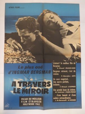 une affiche de film mettant en scène un homme et une femme allongés sur la plage