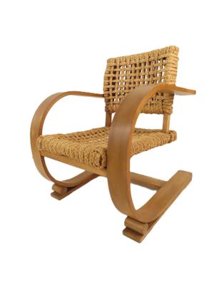 un fauteuil à bascule en bois avec une assise tressée