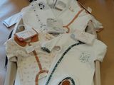 une valise remplie de vêtements pour bébé posée sur une table