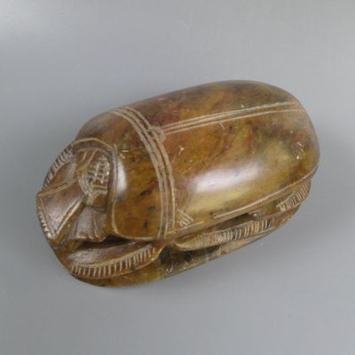 un objet en bois orné d'un motif