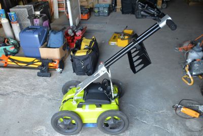une petite voiture verte avec une grue sur le toit