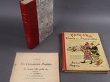 deux livres posés l'un à côté de l'autre sur une table