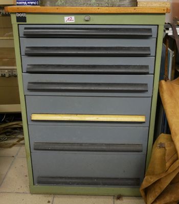 une image d'une armoire à outils dans un garage