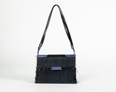 un sac à main noir avec une poignée bleue et une bandoulière noire