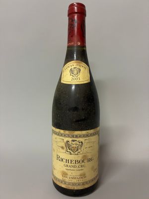 une vieille bouteille de vin posée sur une table