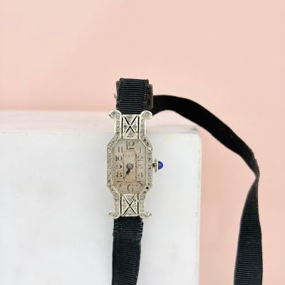 un gros plan d'une montre munie d'un bracelet noir