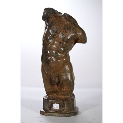 une image représentant une statue en bronze d'un ours posée sur un socle