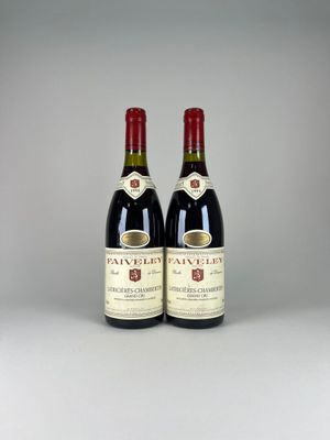 deux bouteilles de vin posées l'une à côté de l'autre sur une table