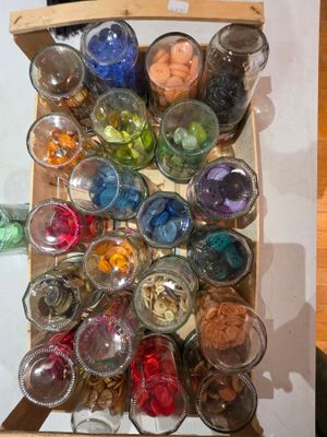 une boîte contenant tout un tas de bocaux de différentes couleurs
