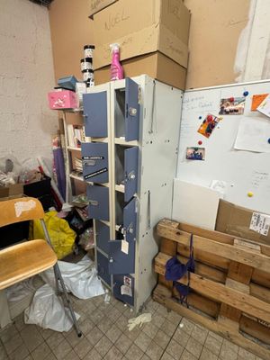 une pièce dans laquelle se trouvent plusieurs cartons et une chaise
