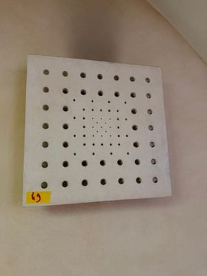 une photo d'une feuille de papier percée de trous