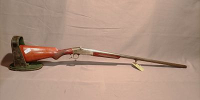gros plan d'un fusil avec une poignée en bois sur fond blanc