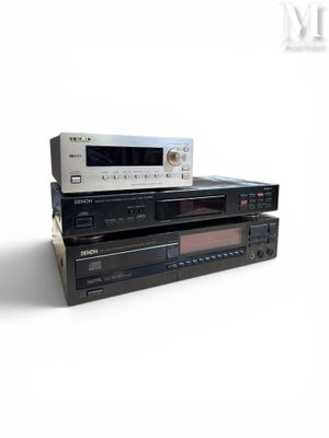 trois chaînes hi-fi sont empilées les unes sur les autres sur une surface blanche
