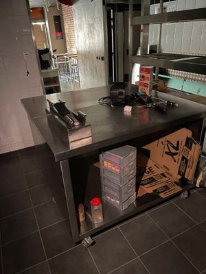 une photo d'une cuisine avec un plan de travail et une cuisinière