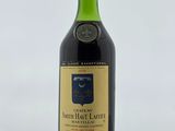 une bouteille de vin posée sur une table