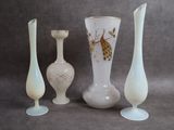 trois vases posés l'un à côté de l'autre sur une table