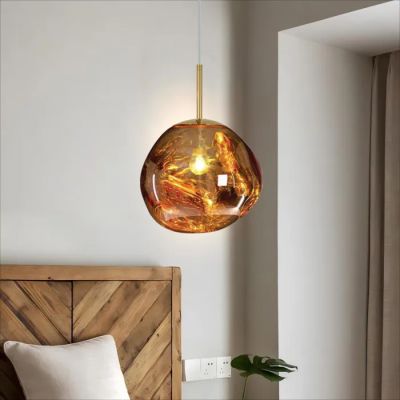 une lampe suspendue au-dessus d'un lit dans une chambre