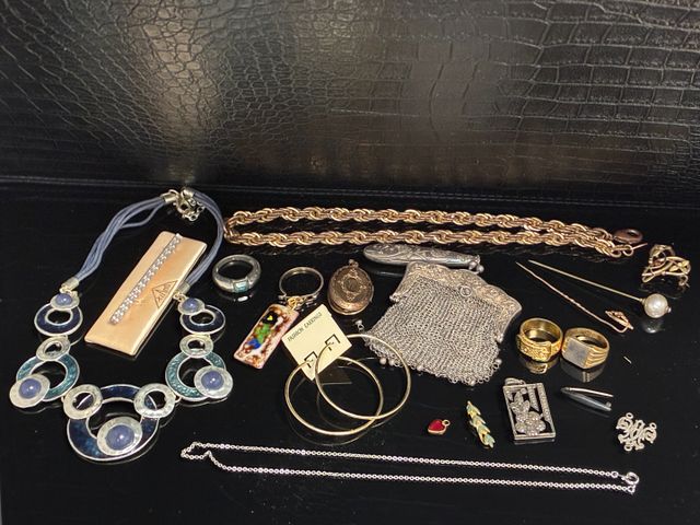Lot de bijoux fantaisies, colliers, bagues, pendentifs et divers