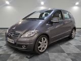 la classe b de la mercedes est garée sur un sol en damier