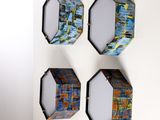 Trois œuvres d'art sont accrochées au mur d'une pièce