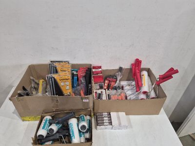 deux boîtes contenant divers objets, posées sur une table
