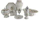 de nombreux objets décoratifs de toutes sortes présentés sur un fond blanc