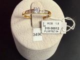 une bague en or sertie d'un diamant, avec une étiquette de prix attachée