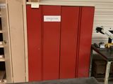 une image représentant une pièce avec une porte rouge et un établi