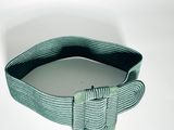 une ceinture verte ornée d'un nœud, posée sur un fond blanc