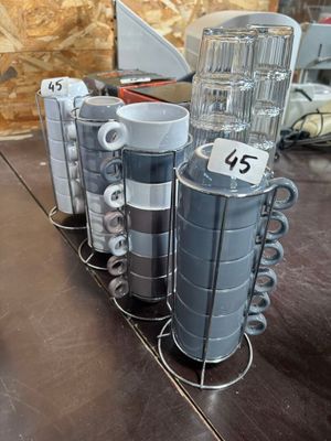 de nombreuses tasses et mugs posés sur une table