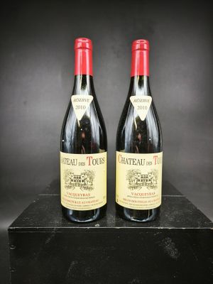 deux bouteilles de vin posées sur une table noire