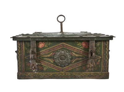 une vieille boîte en bois munie d'une poignée métallique, sur fond blanc