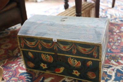 une petite boîte en bois posée sur un tapis, par terre