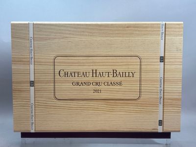 une boîte en bois portant une étiquette sur laquelle est inscrit « Château Haut Bailey Grand Cru Classé »