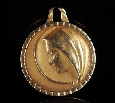 l'image d'une médaille d'or sur laquelle figure le visage d'une femme