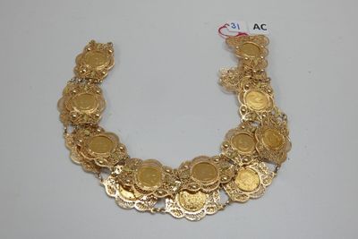 une image représentant un collier composé de pièces d'or sur un fond blanc