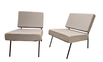paire de fauteuils de salon avec dossiers rembourrés et pieds en métal