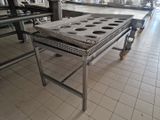 une table percée de nombreux trous