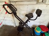 une photo d'un vélo d'appartement dans un garage
