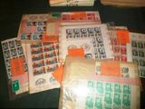 beaucoup de timbres et d'enveloppes sur la table