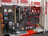 un grand présentoir d'outils accroché au mur d'un magasin