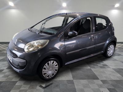 la photo d'une petite voiture grise garée dans un garage